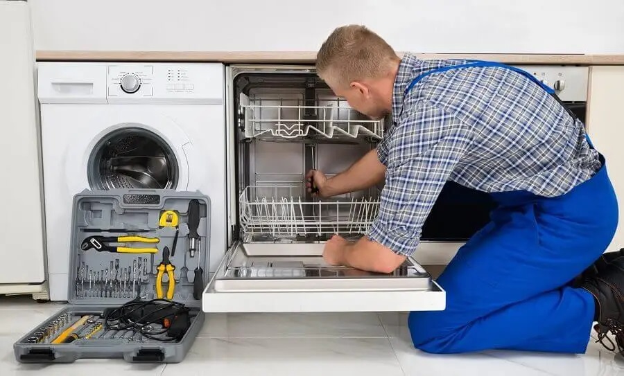 Elmadağ Hoover servisi teknisyen ekibi beyaz eşya tamiri yaparken